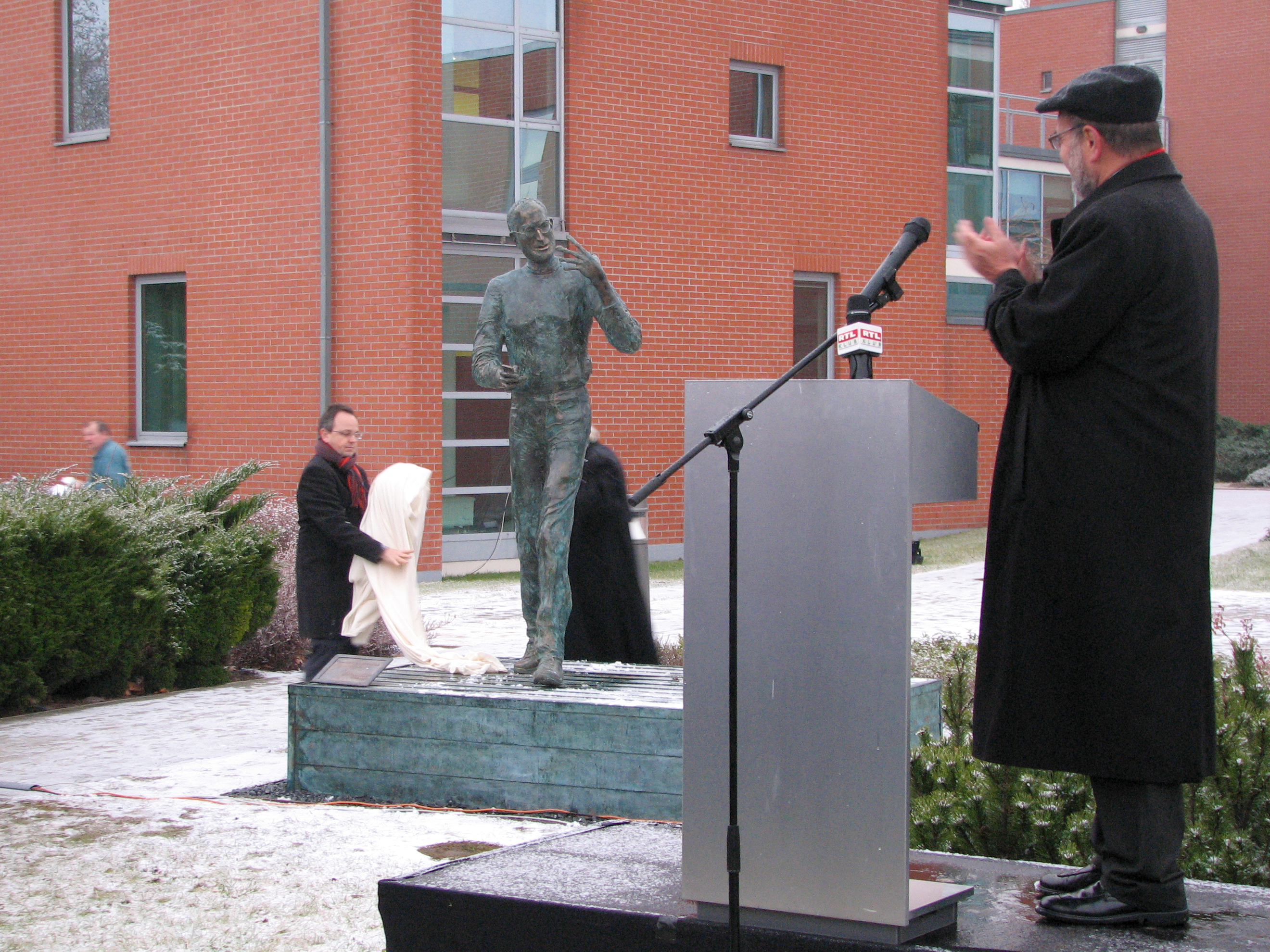 Unveiling of the Steve Jobs statue, 21 December 2011