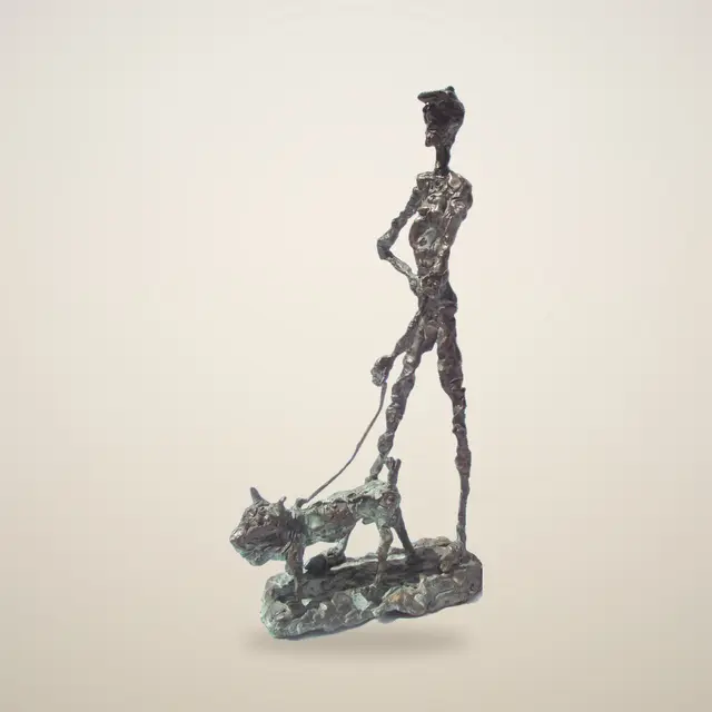 遛狗人 – Ernő Tóth 的青铜雕塑作品