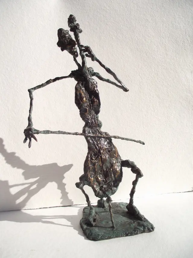 Cellist – bronze sculpture by Ernő Tóth