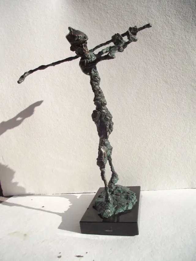Golfer – bronze sculpture by Ernő Tóth