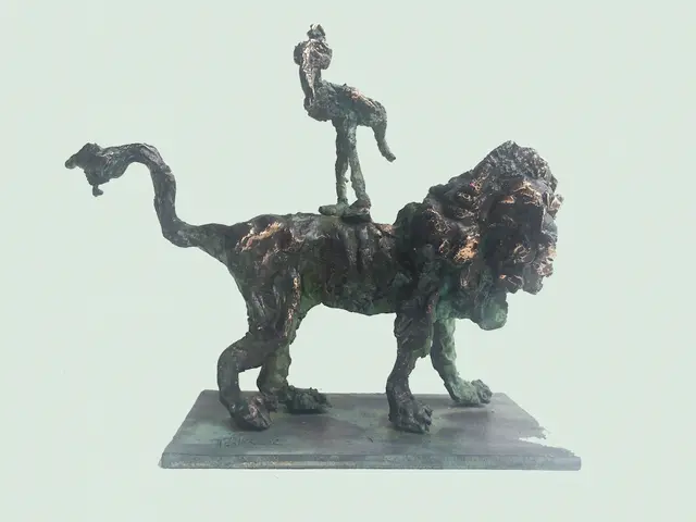 Lion – bronze sculpture by Ernő Tóth