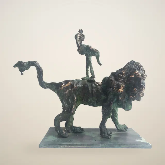 狮子 – Ernő Tóth 的青铜雕塑作品