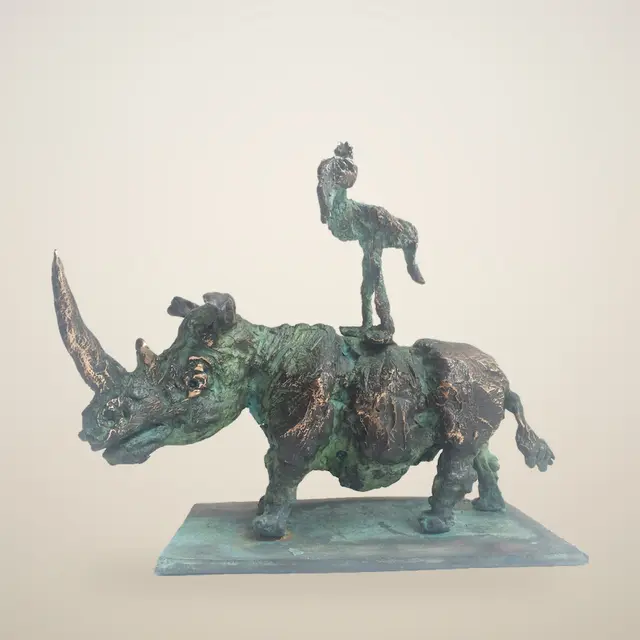 犀牛 – Ernő Tóth 的青铜雕塑作品