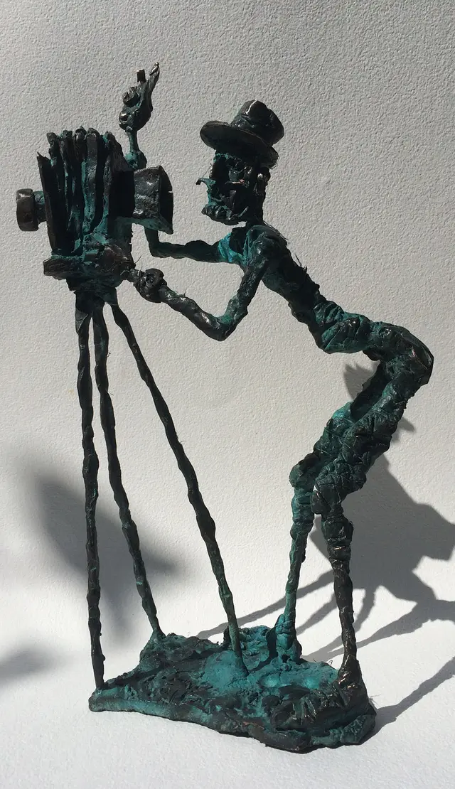 Photographist – bronze sculpture by Ernő Tóth