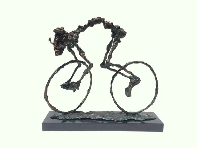 Two more wheels – bronze sculpture by Ernő Tóth