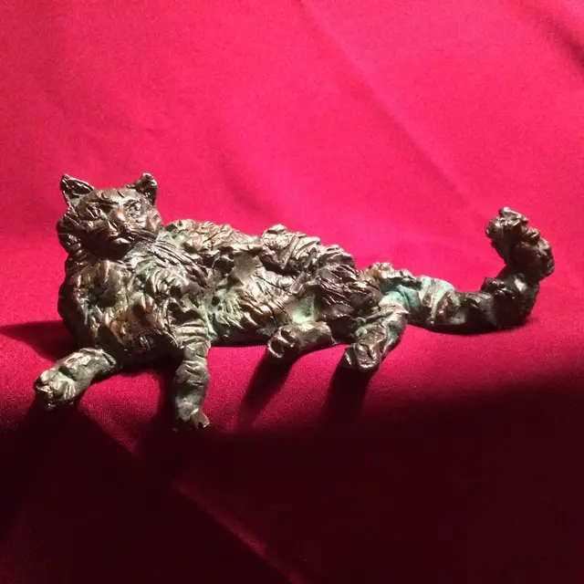 Cat Sitting in the Window – bronze sculpture by Ernő Tóth