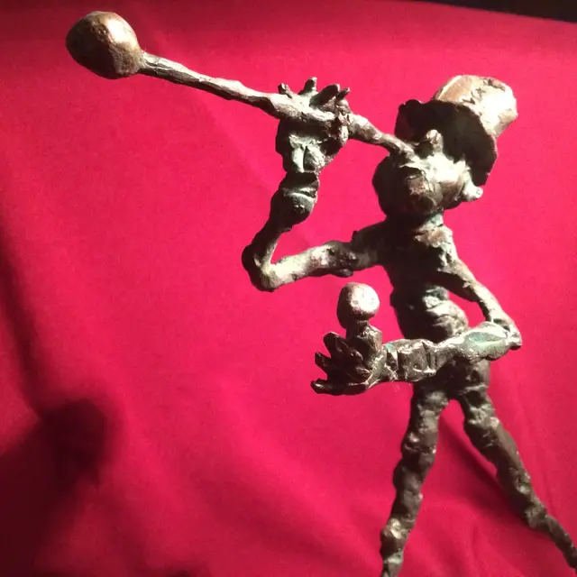 Bubble Maker – bronze sculpture by Ernő Tóth