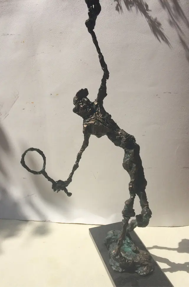 Tenis – bronze sculpture by Ernő Tóth
