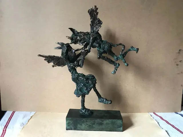 Temptation – bronze sculpture by Ernő Tóth