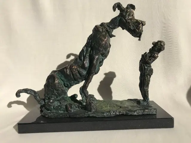 The Big Dog – bronze sculpture by Ernő Tóth