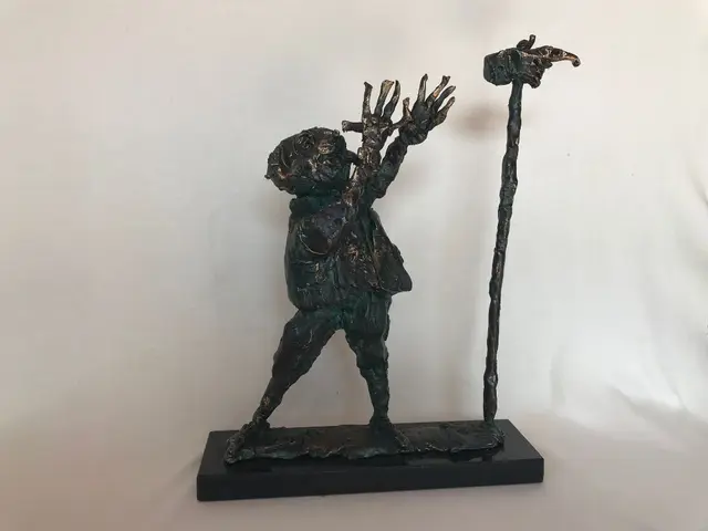 Wrong Direction – bronze sculpture by Ernő Tóth