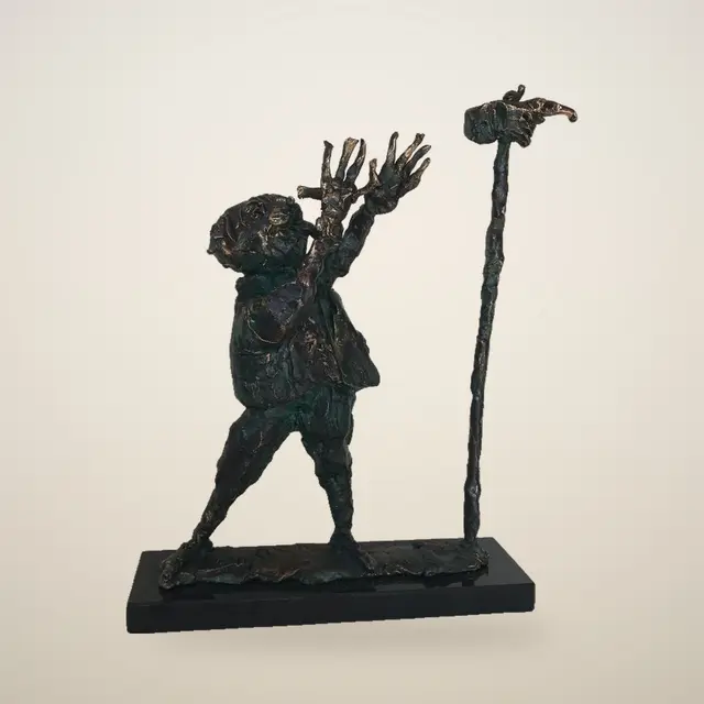 走错方向 – Ernő Tóth 的青铜雕塑作品