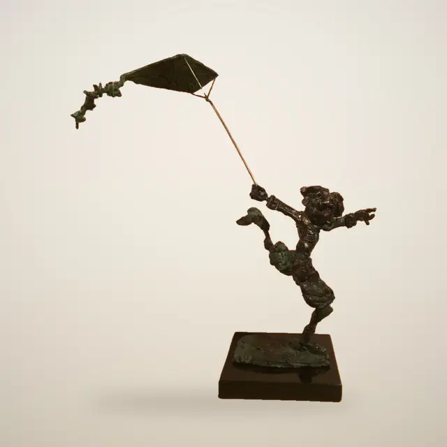 放风筝 – Ernő Tóth 的青铜雕塑作品