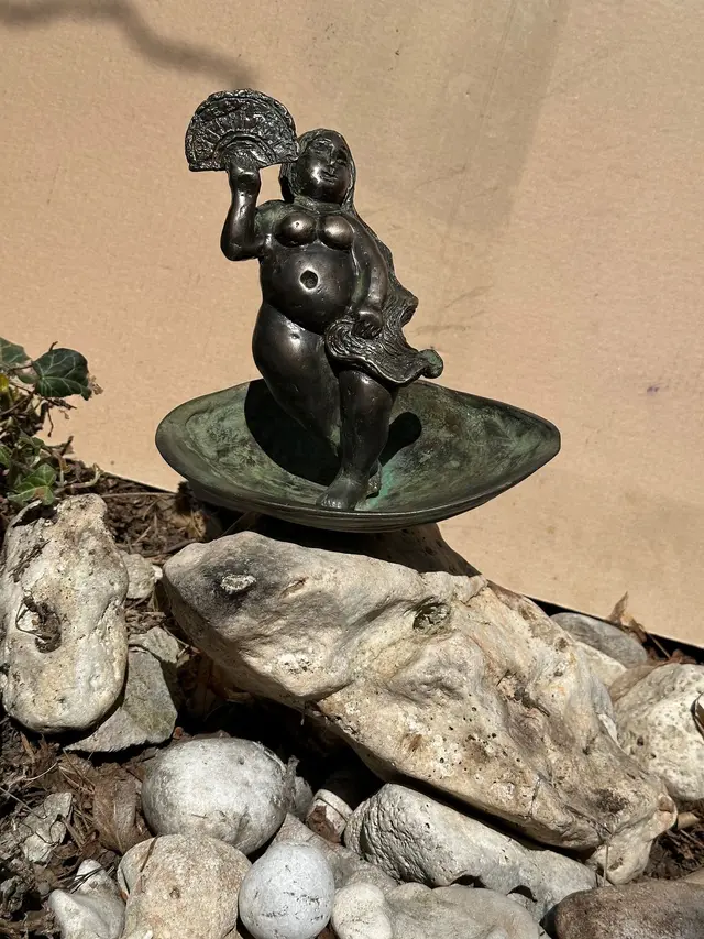 Lady with a Fan (fountain)