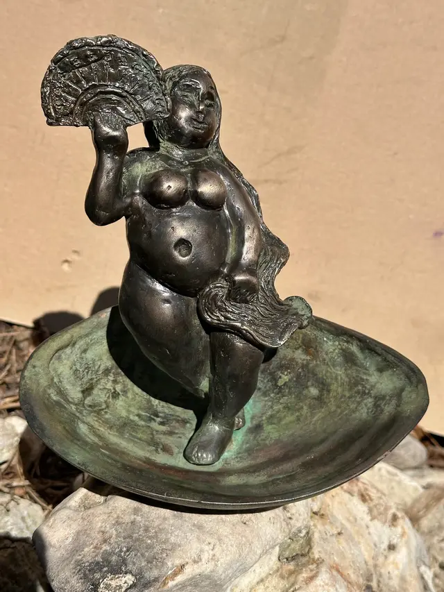Lady with a Fan (fountain) – 2