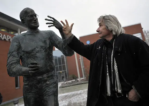 Ernő Tóth with the Steve Jobs statue – bronze sculpture by Ernő Tóth