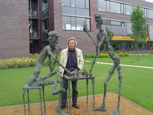 Ernő Tóth with his outdoor sculptures – bronze sculpture by Ernő Tóth